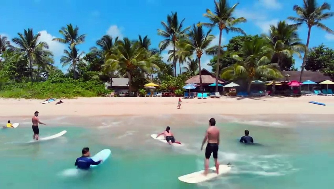 Veo 2 - vuelo de dron sobre playa tropical