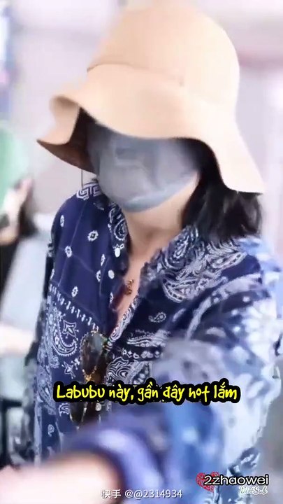 [05/2025] Triệu Vy @sân bay, fan tặng labubu