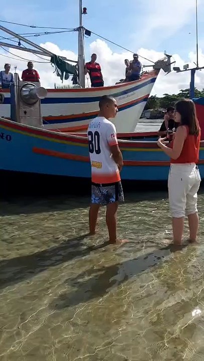 Barco encalhado no Canal da Barra da Lagoa