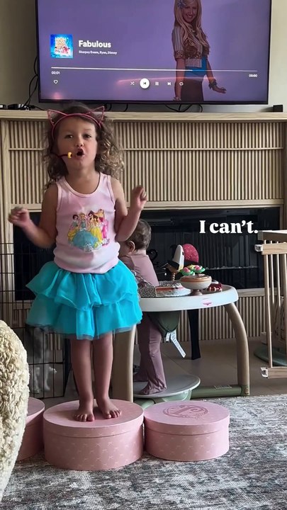 Ashley Tisdale mostra filha dançando música de Sharpay, de High School Musical