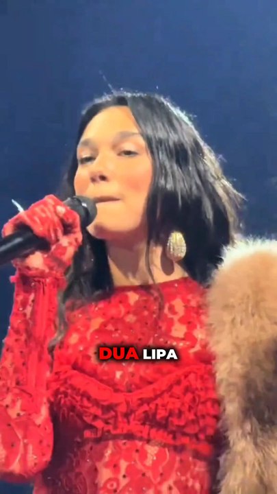 Dua Lipa Surprend Tout le Monde à Paris ! 😱