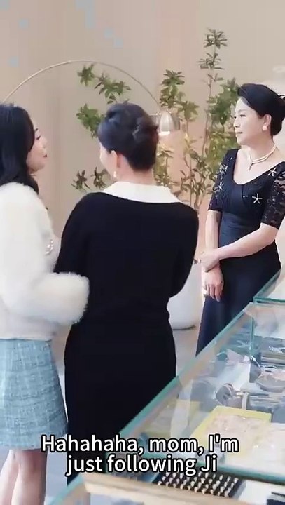 After being crippled and imprisoned by a fake heiress, she’s reborn, gets revenge without mercy, and ends up pampered by a powerful man.