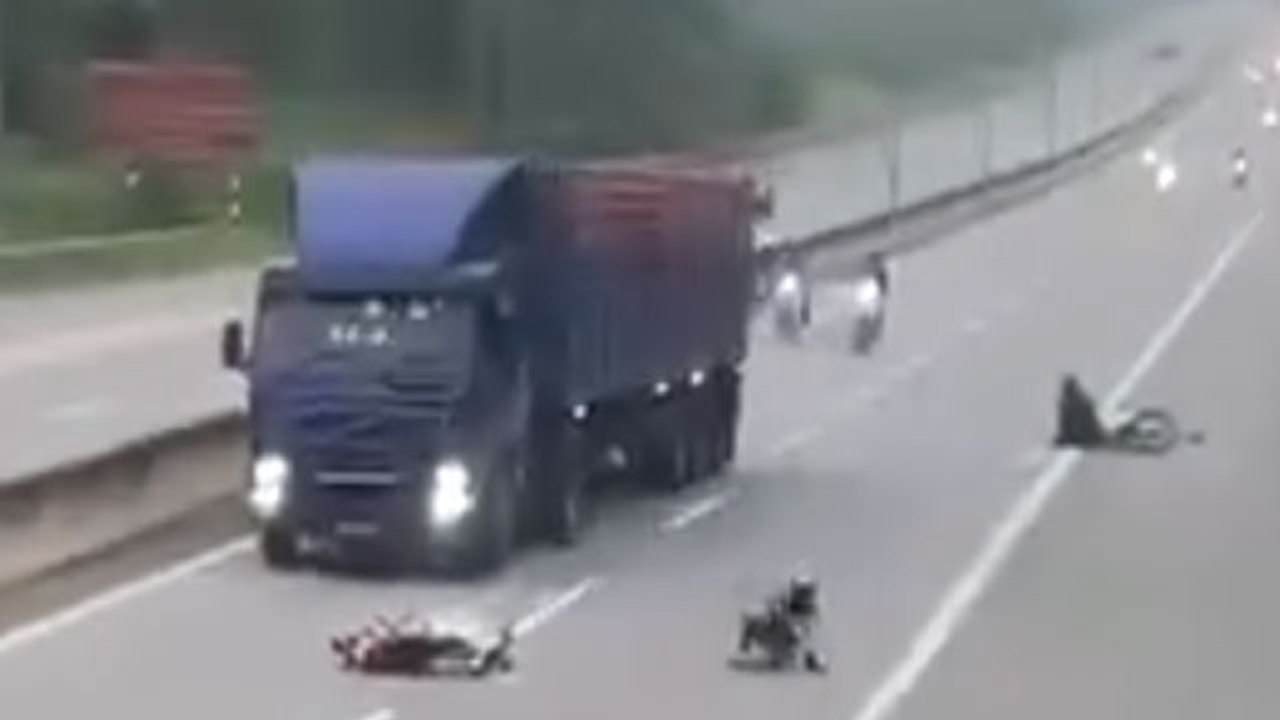 飞车炫技酿惊魂事故 摩托翻覆险遭罗里碾压