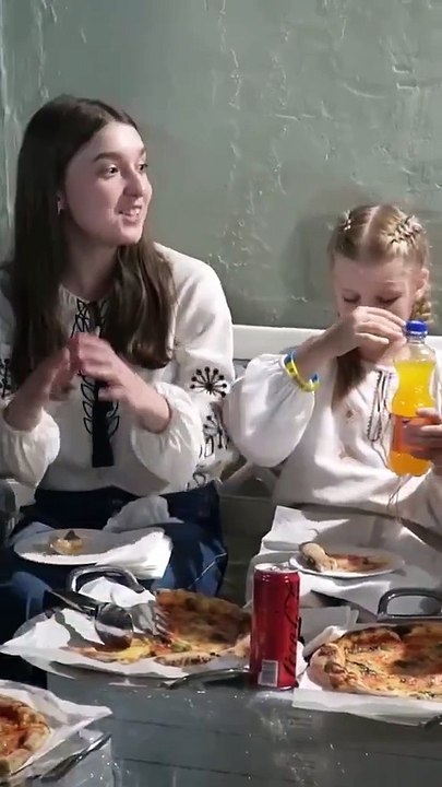 Zelensky visita abrigo de crianças e compartilha pizza