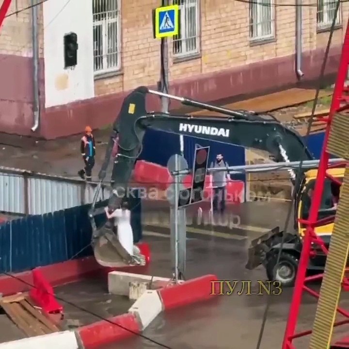 “¡Un caballero!”: Ayudó a una mujer a cruzar calle inundada con una excavadora (Video)