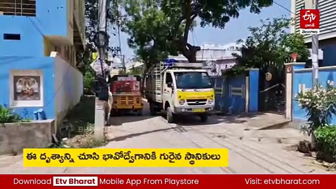 బిడ్డ కోసం ఆటో వెంట పరిగెత్తిన తల్లి ఆవు - భావోద్వేగానికి గురైన స్థానికులు