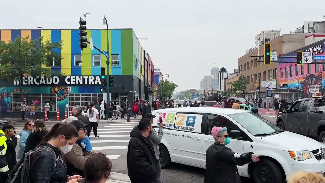 Federal officers in tactical gear spark chaos and confusion in Minneapolis
