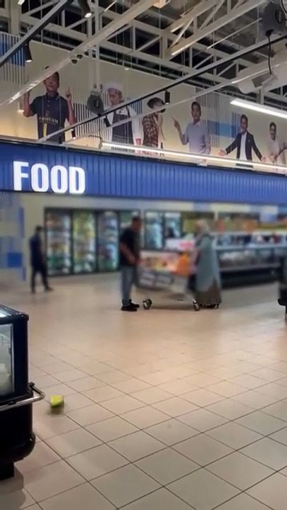 演戏还是吵架？ 超市购物起争执 夫飙骂妻