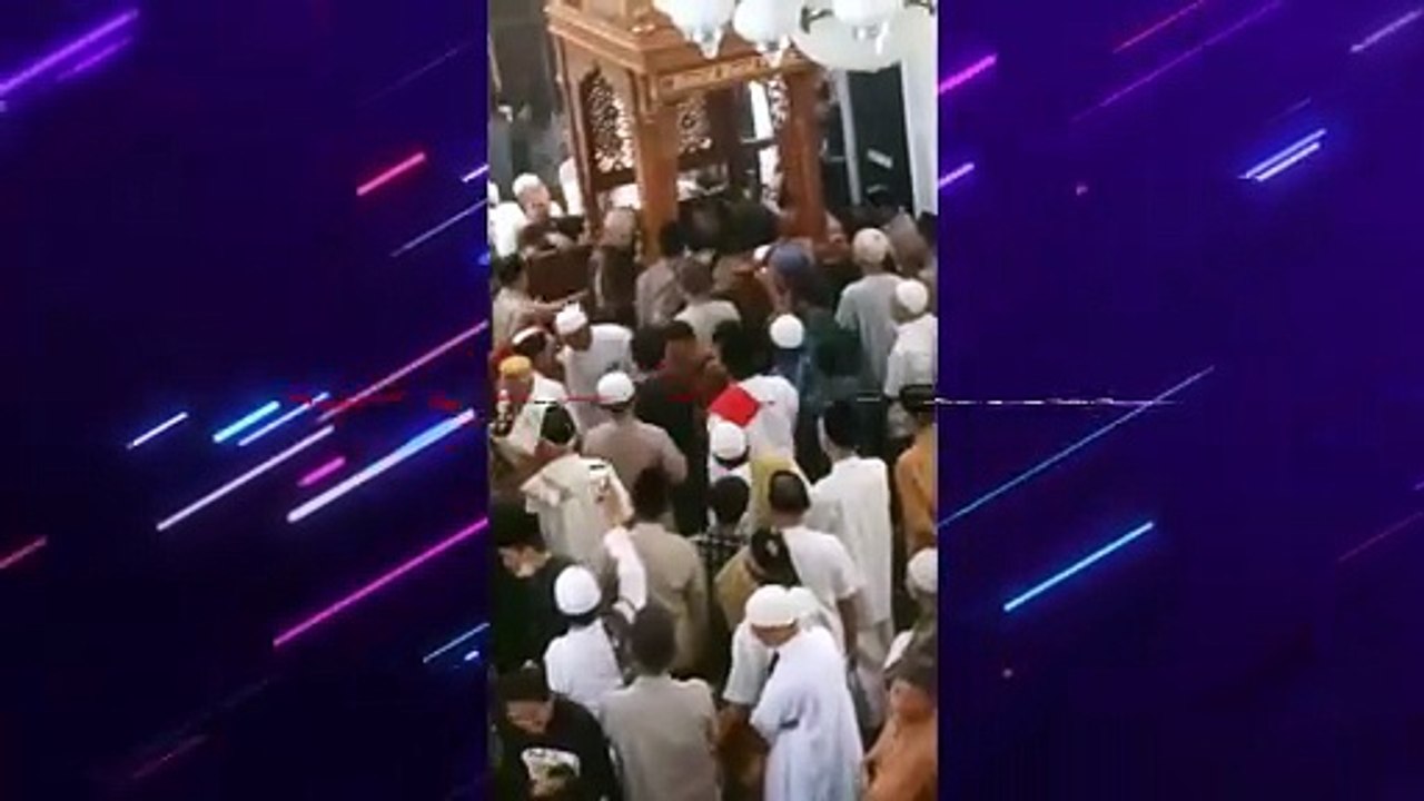 Ustaz Waloni Jatuh dan Meninggal Saat Khutbah Jumat