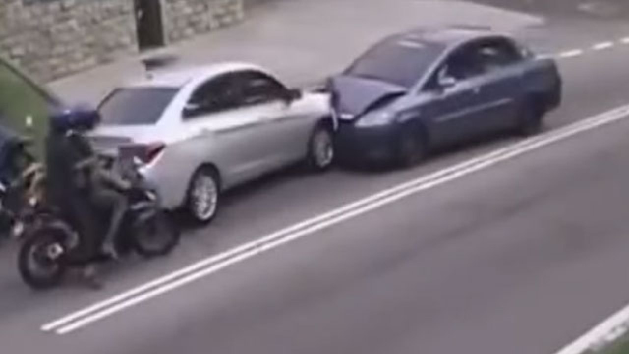 轿车莫名驶入对向道 结果引发连环撞击