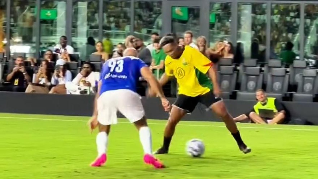 Il bodyguard di Messi viene umiliato da Ronaldinho