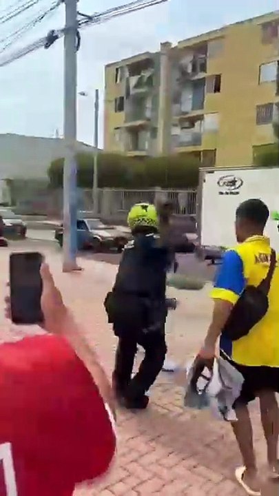 VIDEO: Exfutbolista Jámerson Rentería fue reducido con fuerza por la Policía ¿Qué pasó?