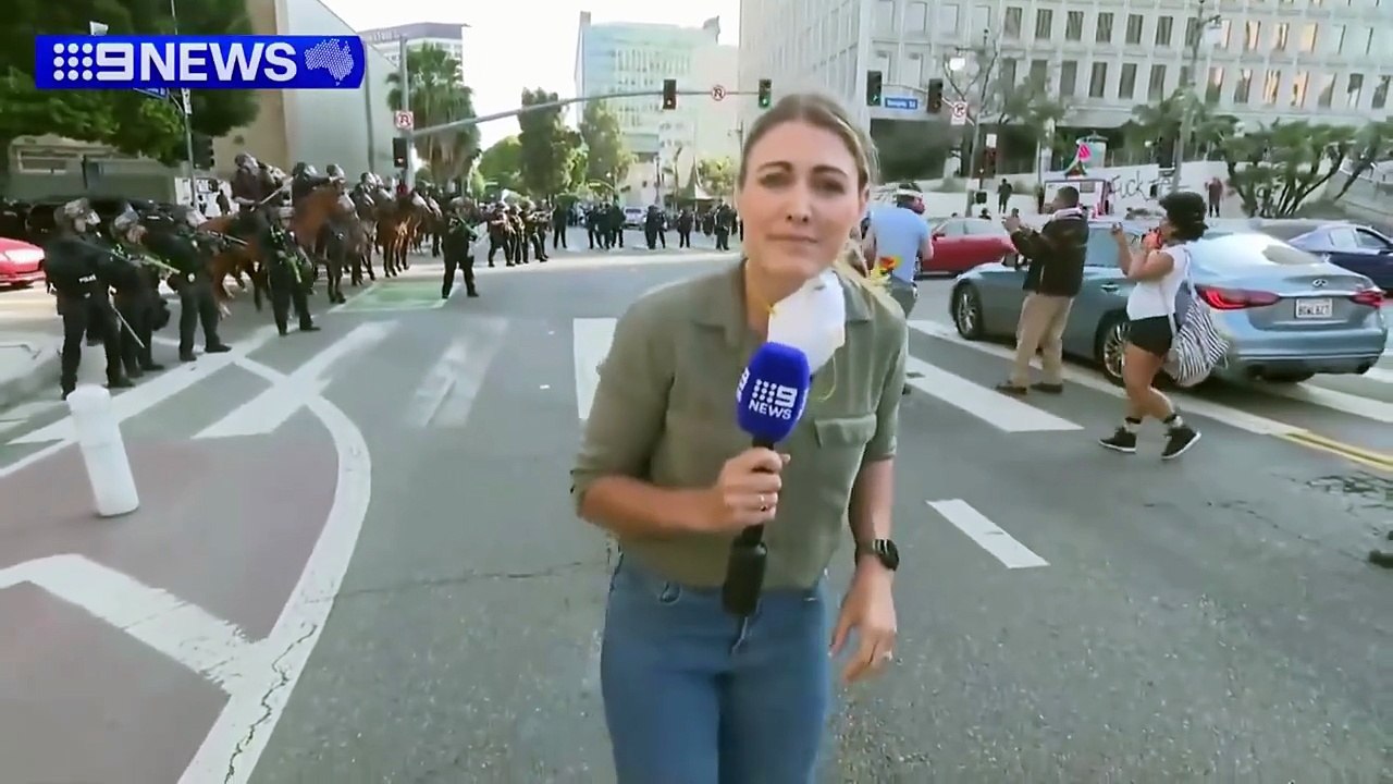 Repórter leva tiro de borracha ao vivo durante cobertura de protesto nos EUA