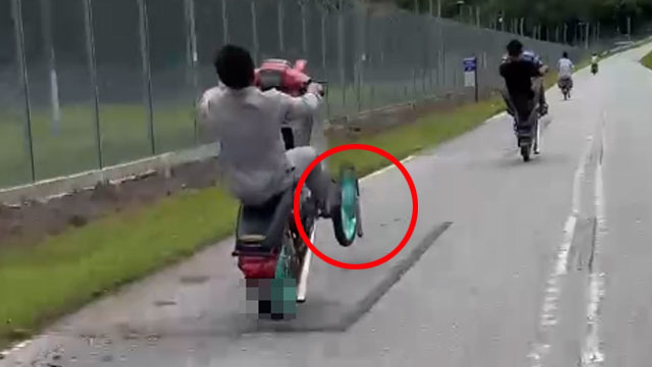 摩托原地起飞失败 人摔了车被抬走！