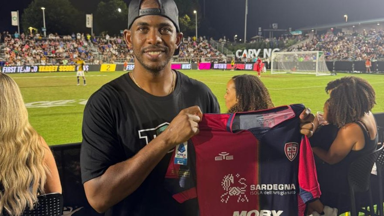 Cagliari, tifoso speciale negli USA: Chris Paul riceve la maglia rossoblù