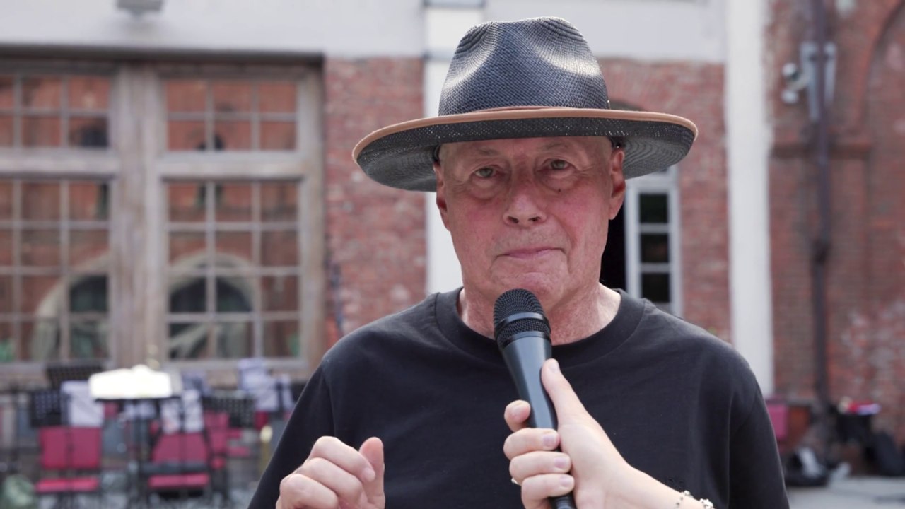 La «Traviata da cortile» voluta da Alessandro Baricco nella scuola Holden: «Tra il concerto in piazza e il teatro di narrazione»