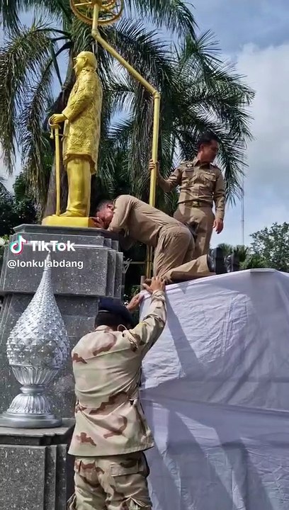 เกิดอะไรขึ้น? นายอำเภอเชียงแสน ปล่อยโฮเสียงดังบนพระบรมรูปหล่อ ร.9