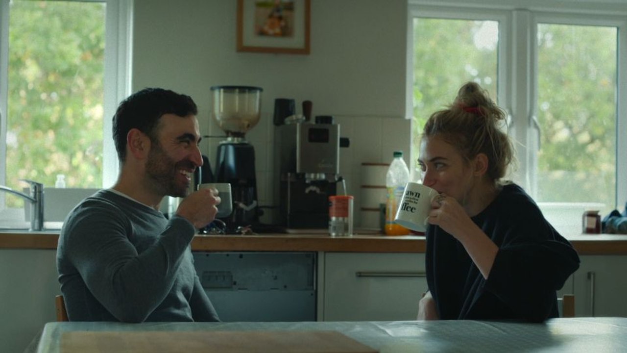 Por Inteiro Trailer Dublado