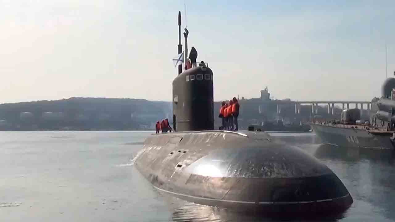 U-Boote Ufa feuert Kalibr-Raketen im Japanischen Meer bei geheimer Übung ab