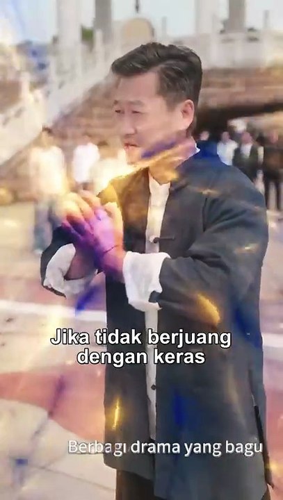 Dewa Perang yang dulunya tampan sedang berjualan nasi goreng di pinggir jalan!