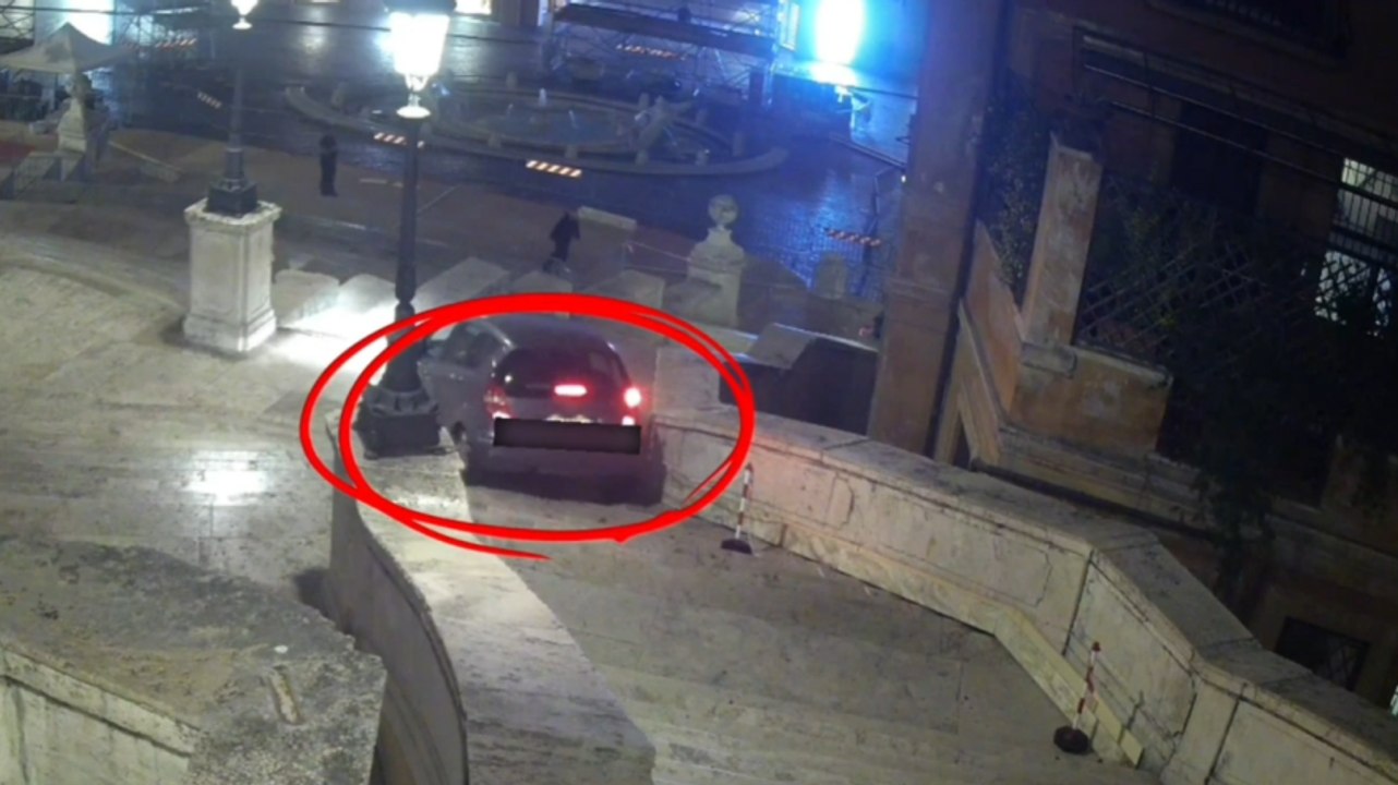 Guidatore impazzito a Roma: in macchina sulla scalinata di Trinità dei Monti