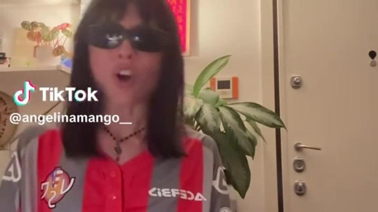 Angelina Mango canta... con la maglia della Cremonese!