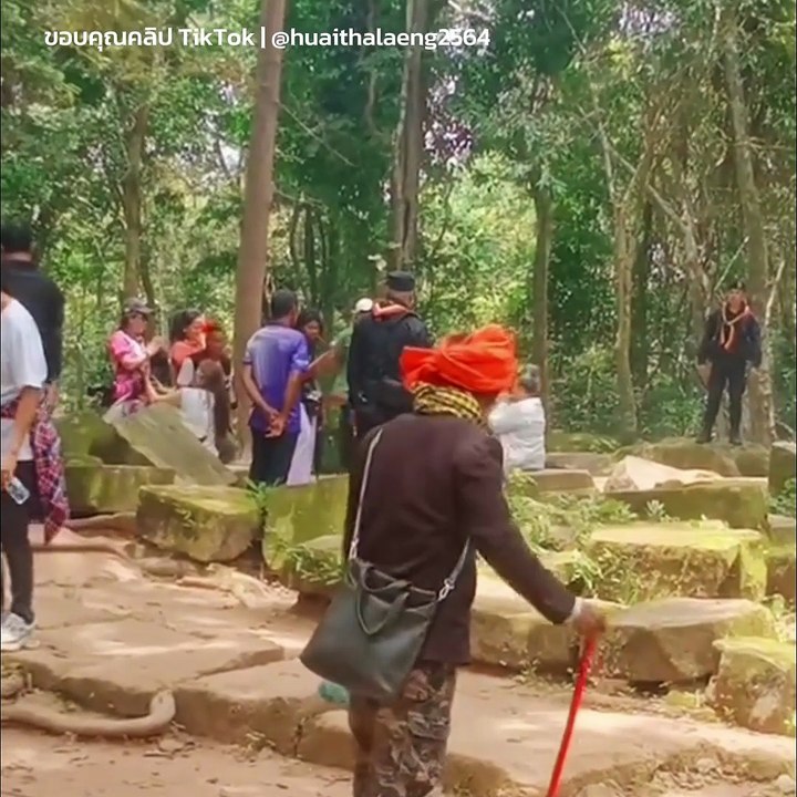 ป่วนโบราณสถาน ! ชายกัมพูชาทำพิธีลึกลับในปราสาทตาควาย