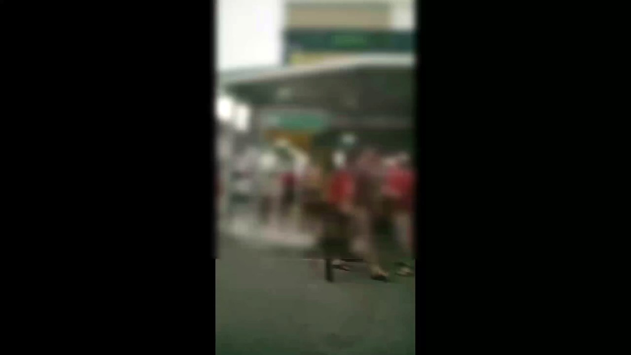 废铁价谈不拢酿纠纷 食肆爆冲突 双方扔椅互殴