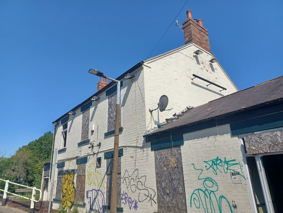 ‘Please demolish pub’