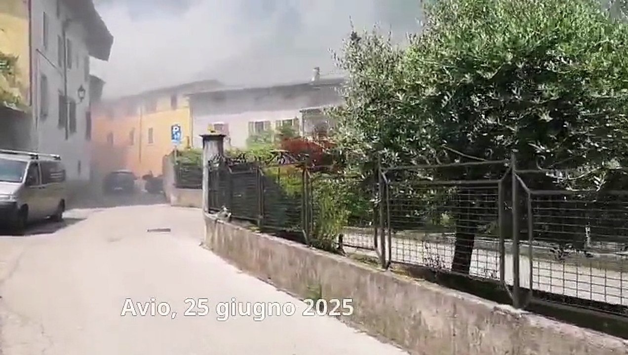 Vigili del fuoco impegnati a domare l'incendio di un appartamento di Avio