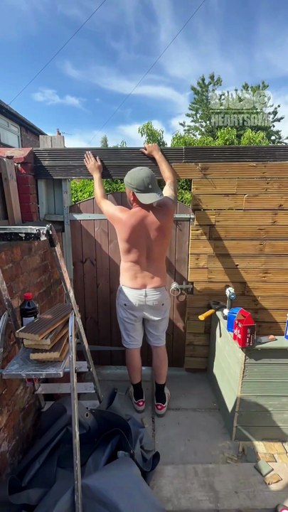 From Scrap to Stunning: DIY Garden Fence Made with Old Decking! 🔨🌿