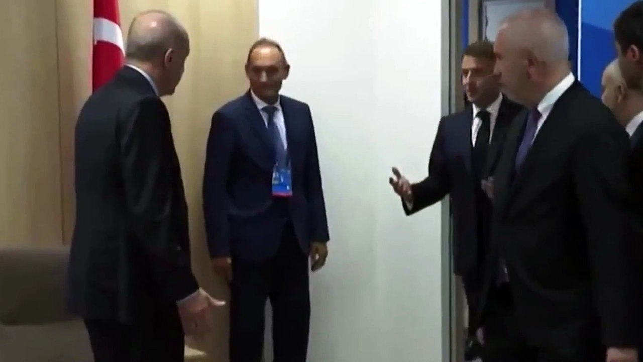 Tüm dünya bu görüntüleri konuşuyor: Üstünlük kurmaya çalışan Macron'a Erdoğan öyle bir hareket yaptı ki...