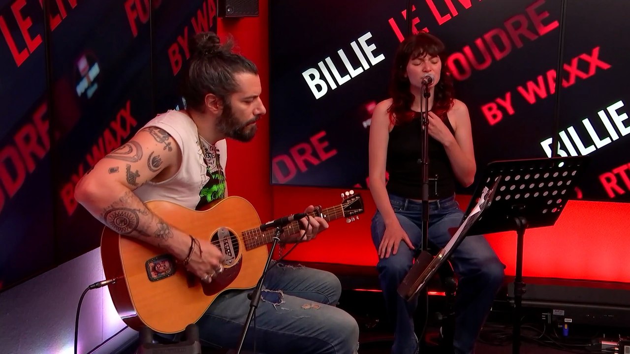 Billie & Waxx interprètent "Everytime" de Britney Spears en live dans Foudre