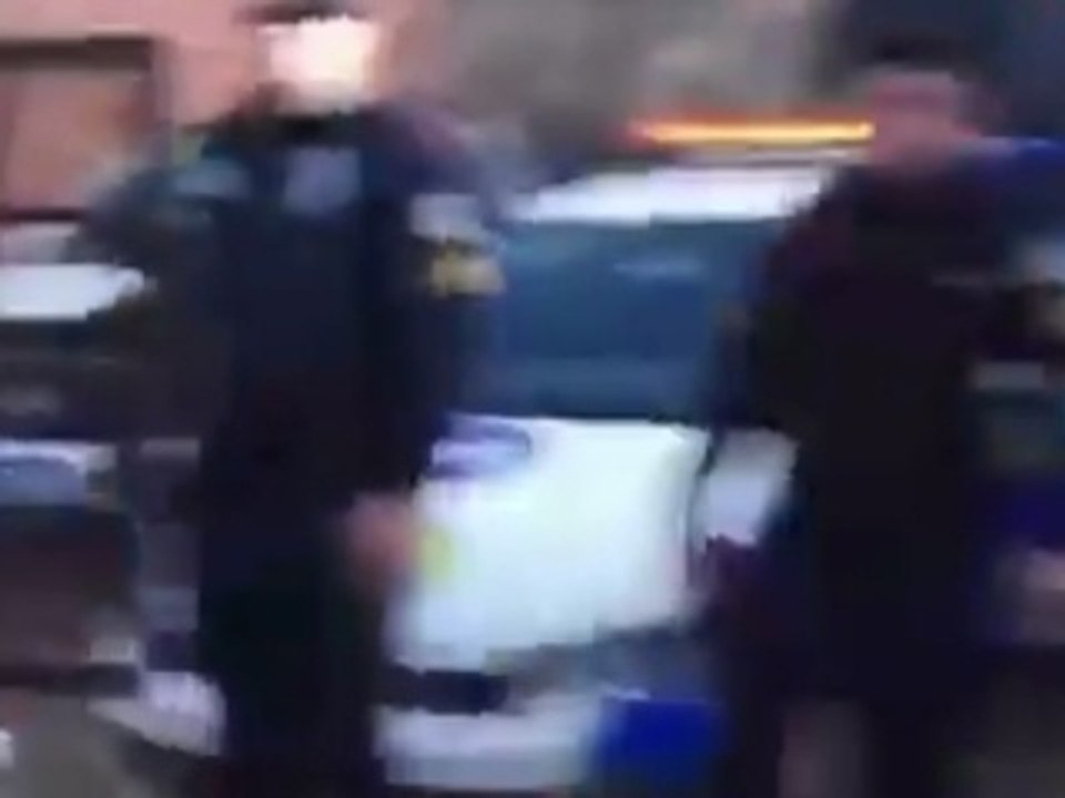 Vídeo mostra suspeito pulando de camburão e fugindo após prisão por morte de “Nego Boy” 