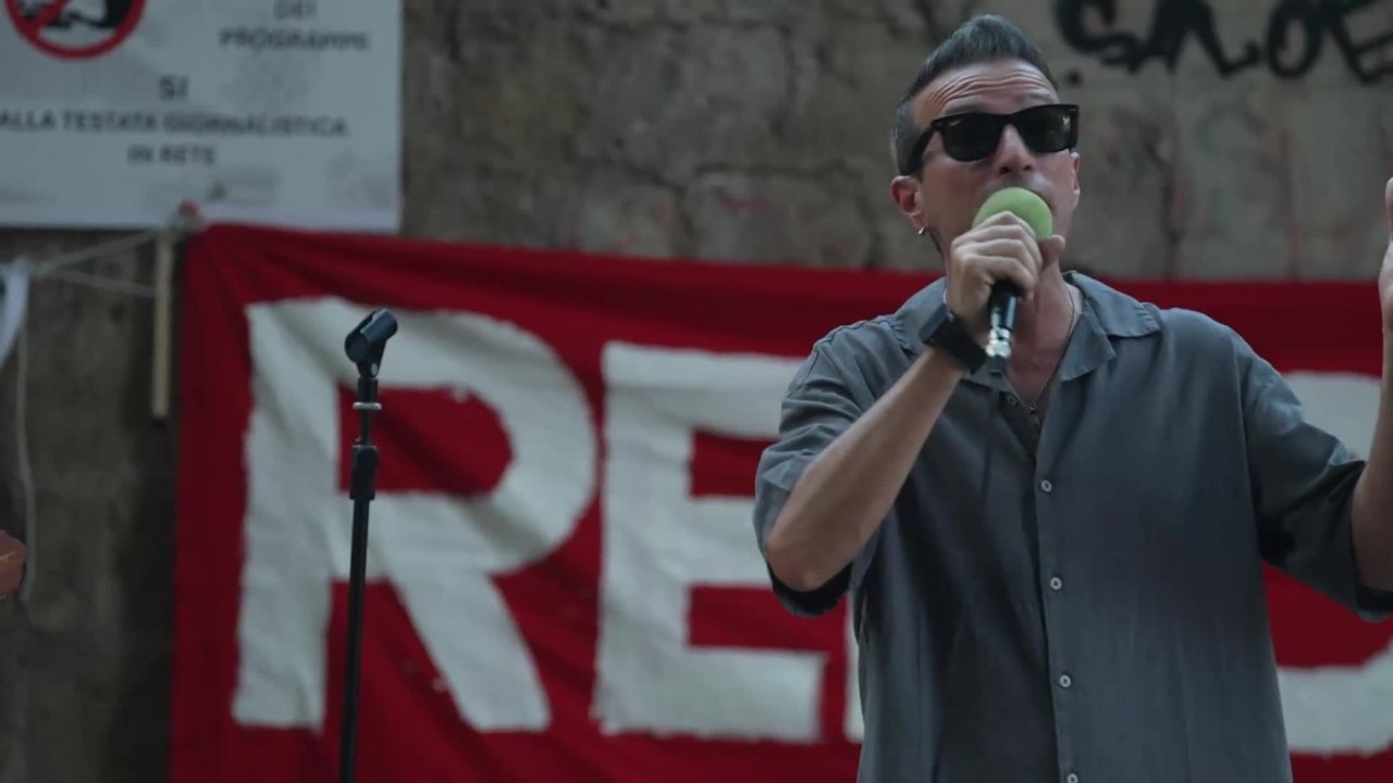 Protesta alla Rai di Napoli, l'esibizione di Dario Sansone (Foja) e Valerio Jovine al sit-in contro i tagli a Report e PresaDiretta