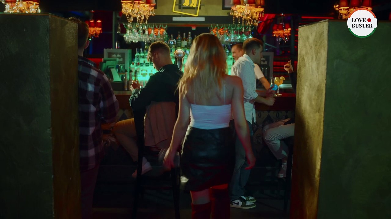 जवान आदमी ने अपनी उम्रदराज़ गर्लफ्रेंड को शर्मसार किया   _hindi