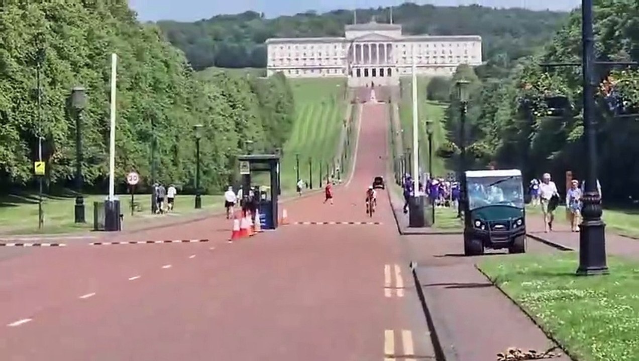 Warm sunny weather at Stormont
