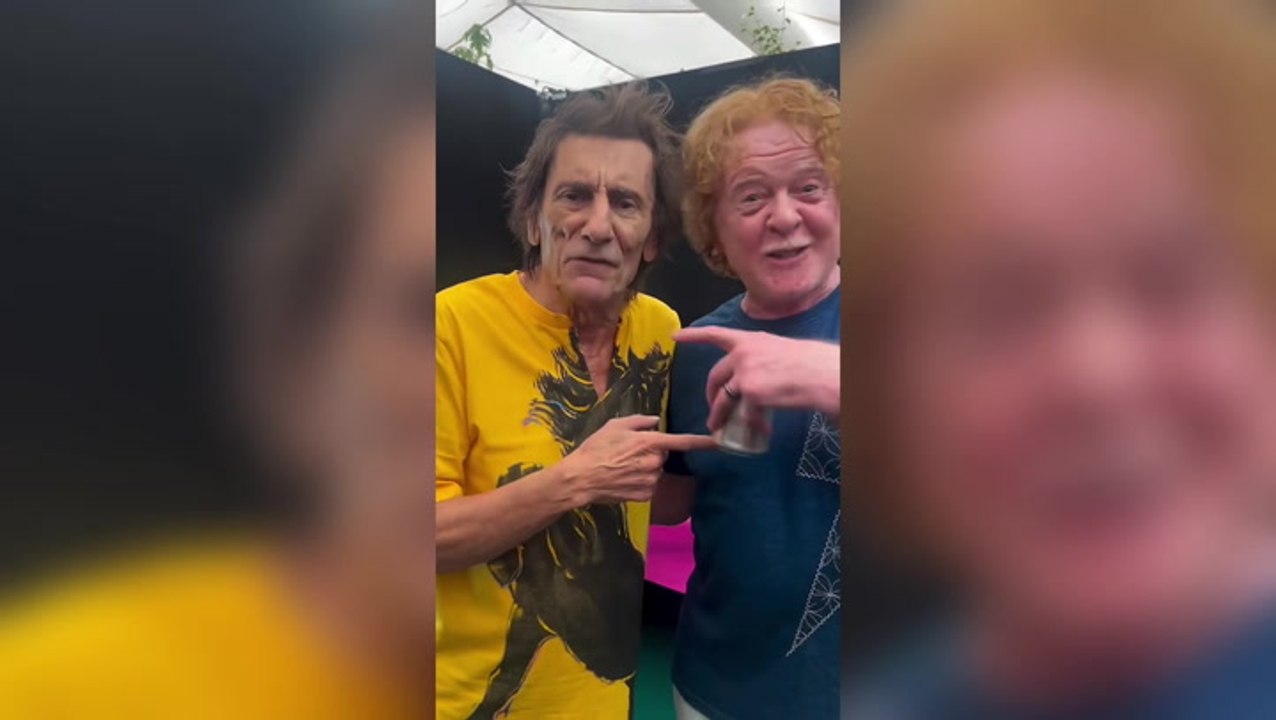 Ronnie Wood hangs out backstage with fellow Rod Stewart collaborators Lulu and Mick Hucknall