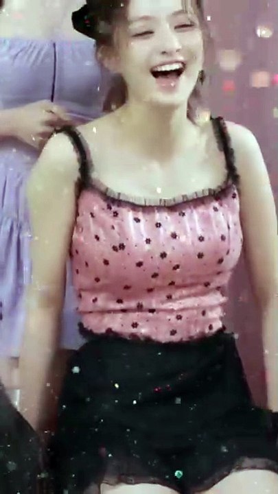 핑크색 캐미솔 + 검정 란제리 치마 야벅지 프로미스나인 이나경