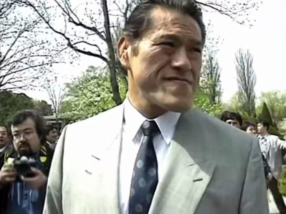 北朝鮮でイチャイチャする猪木さんとアリ