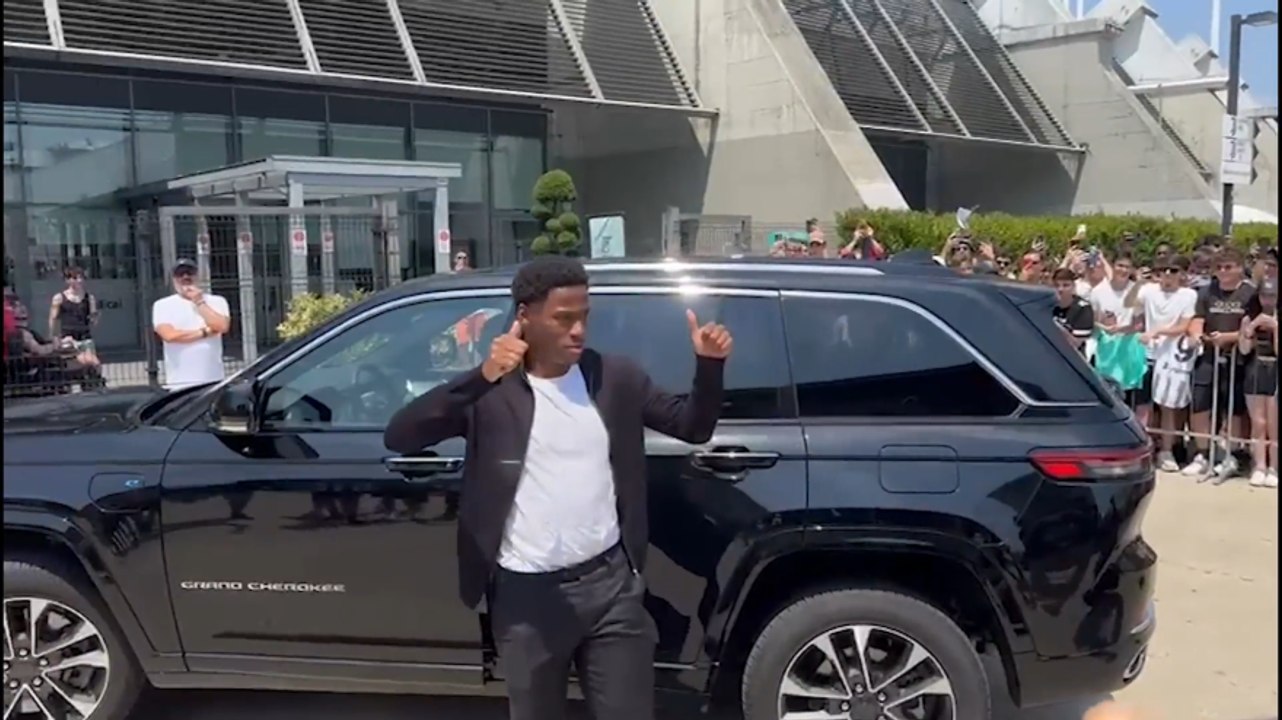 Sorrisi, saluti e autografi: David è arrivato al Jmedical