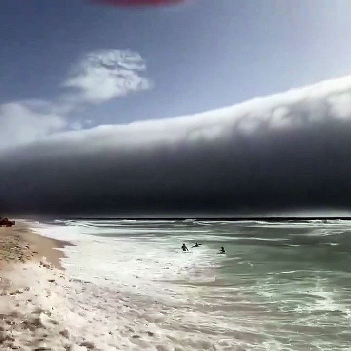"Movie-Like" Roll Cloud Stuns Portugal Coast: The Science Behind This Rare Phenomenon! 🤯☁️🇵🇹