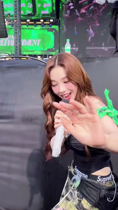 검정 홀터넥 수영복 에스파 카리나 - 서울 워터밤