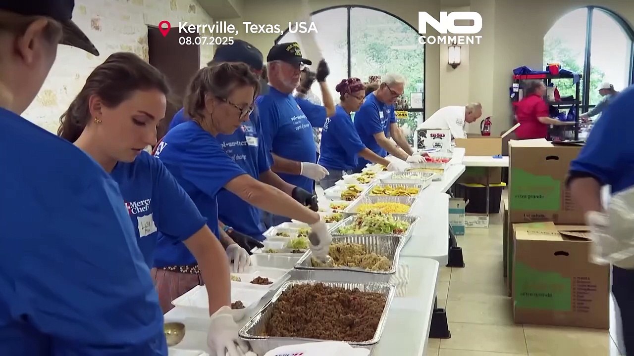 Команды волонтеров готовят еду, пока в Техасе ищут выживших после наводнения