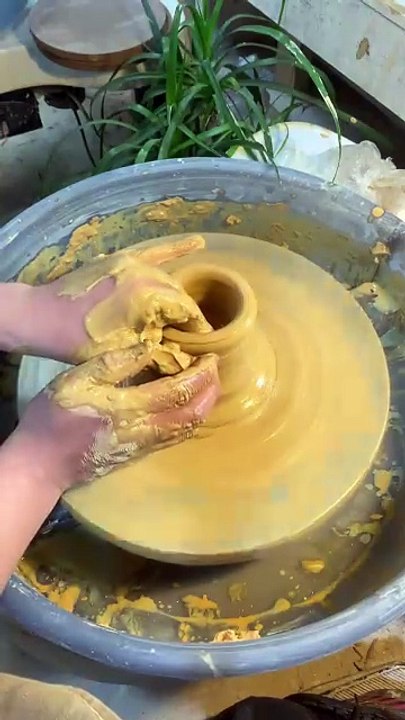 Learn to Make a Bowl in Thirty Seconds 🥣 Introductory Pottery Basics