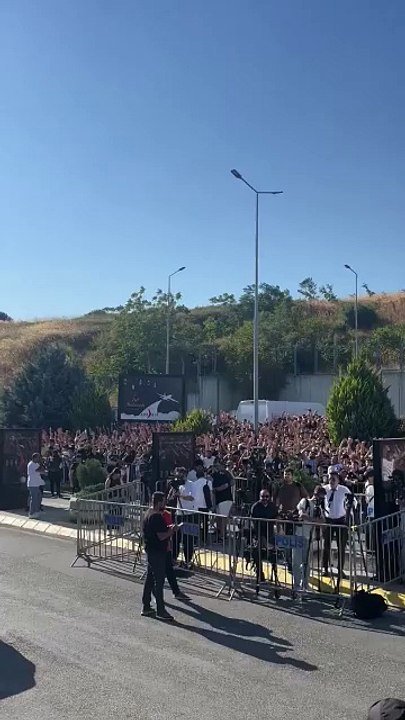 Beşiktaş Taraftarları Orkun Kökçü'yü Havalimanında Coşkuyla Karşılıyor ⚽