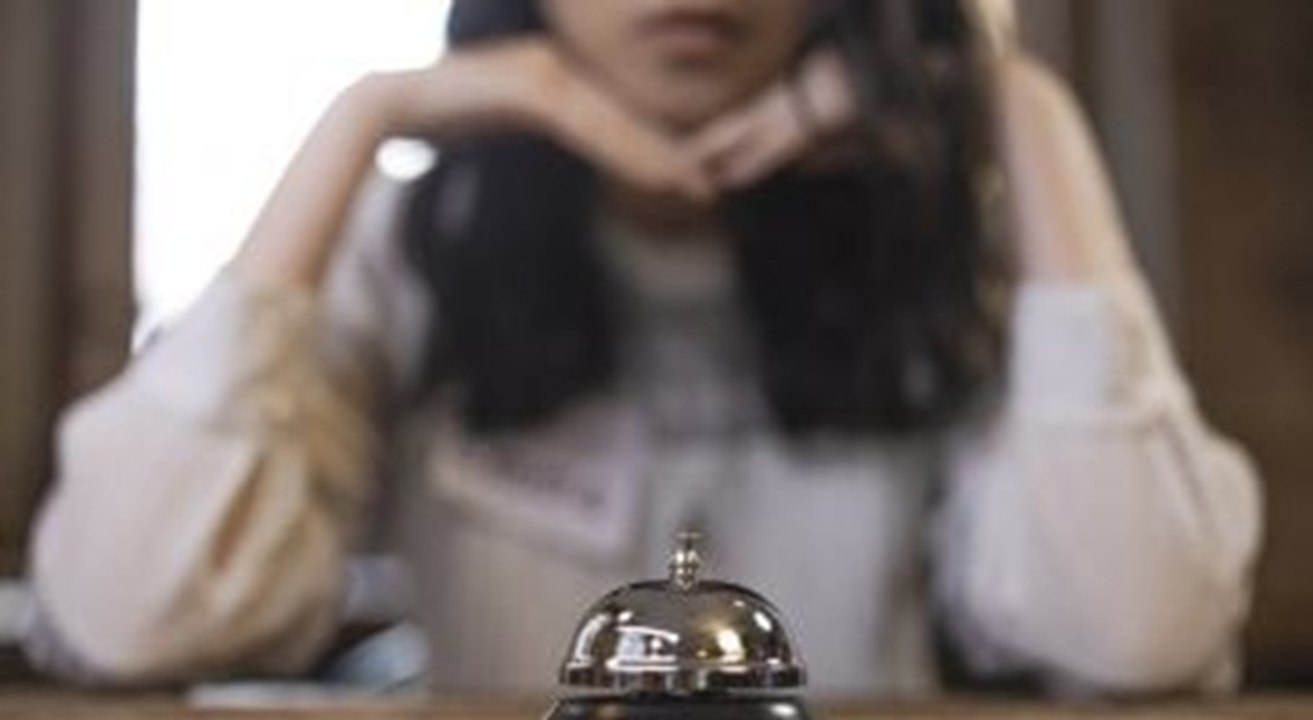 Il rentre dans sa chambre d’HÔTEL… la nuit.