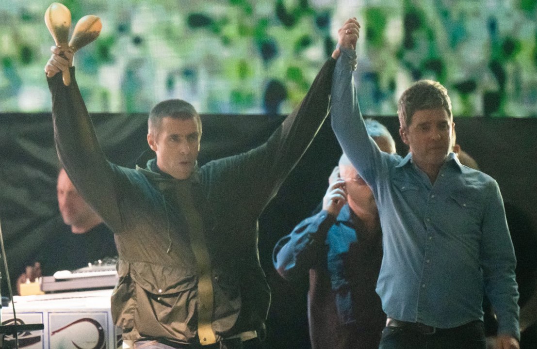 オアシス、ベスト盤『タイム・フライズ…1994–2009』が全英アルバムチャートを急上昇中