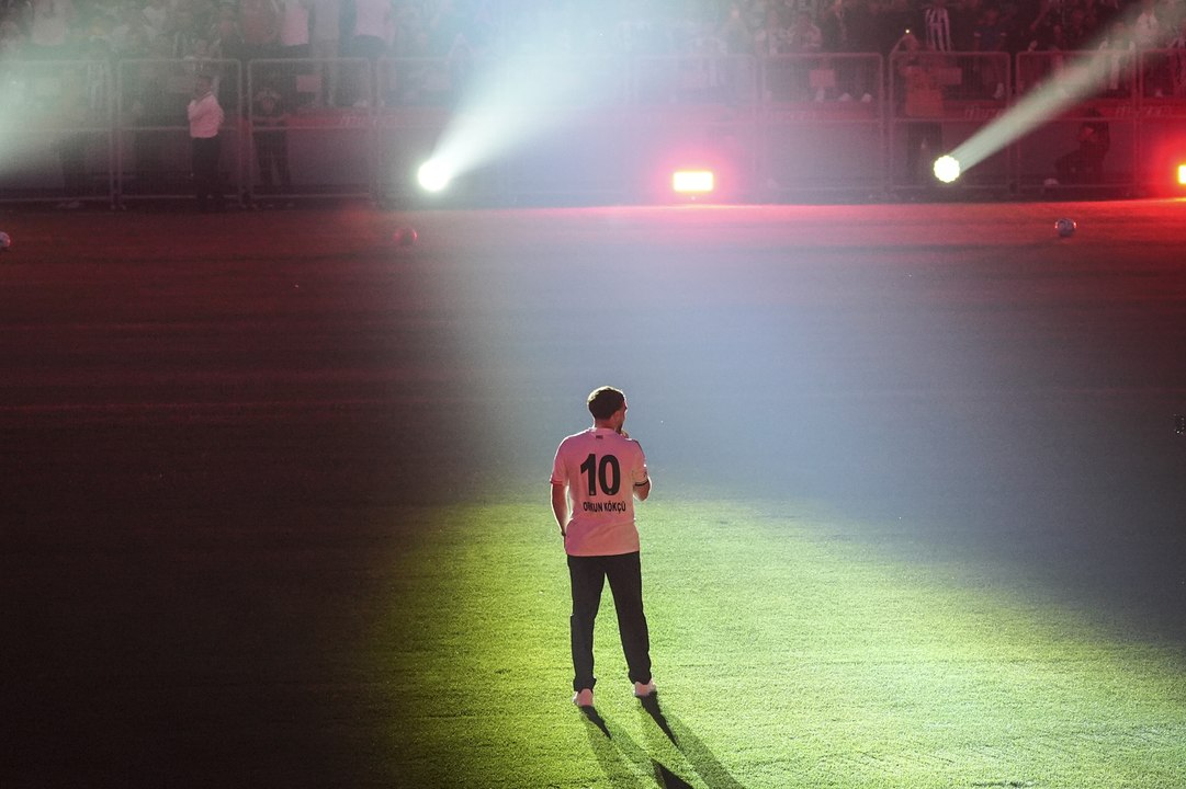 Orkun Kökçü Meets Beşiktaş Fans in Exciting Encounter ⚽