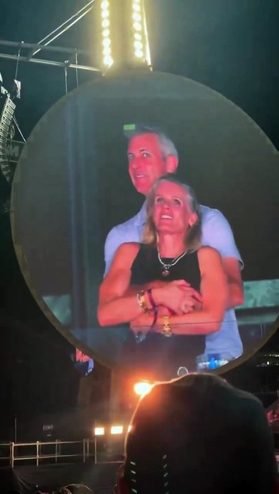 🇺🇸❤️ INSOLITE – Coldplay déclenche un scandale… amoureux Lors d’un concert, la Love Cam du groupe a mis en lumière un moment (trop ?) complice entre Andy Byron, PDG d’Astronomer, et sa collègue Kristin Cabot 😳💋